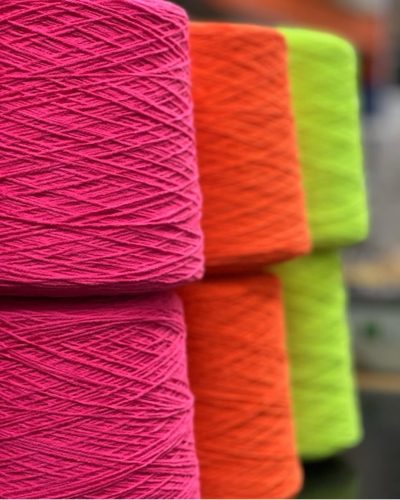 2/30 fluoreszkáló akril fonal (40 dkg, 6600 m)